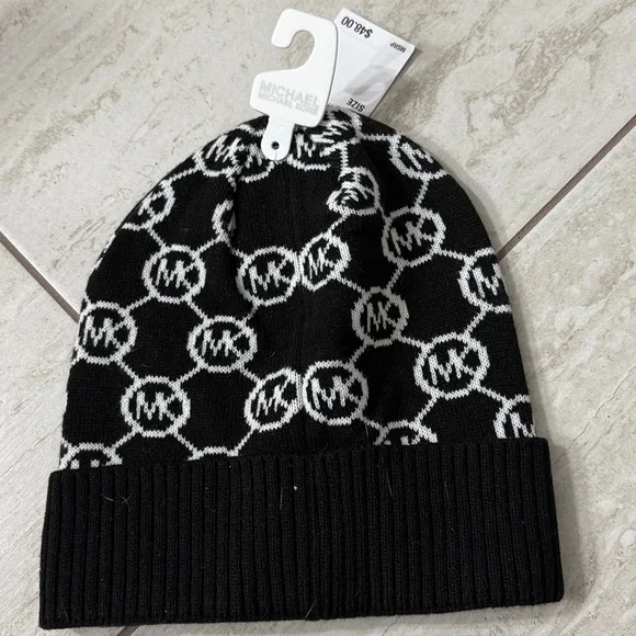 Michael Kors Monogram Black and White Beanie…ladies 
Authentic ..nwt - Picture 3 of 4
